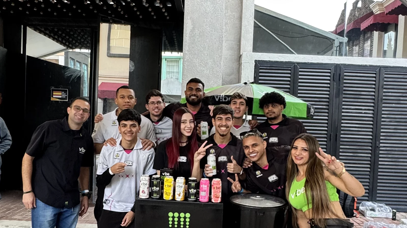 Estande da V!be com público em dia de campeonato do FFWS Brasil