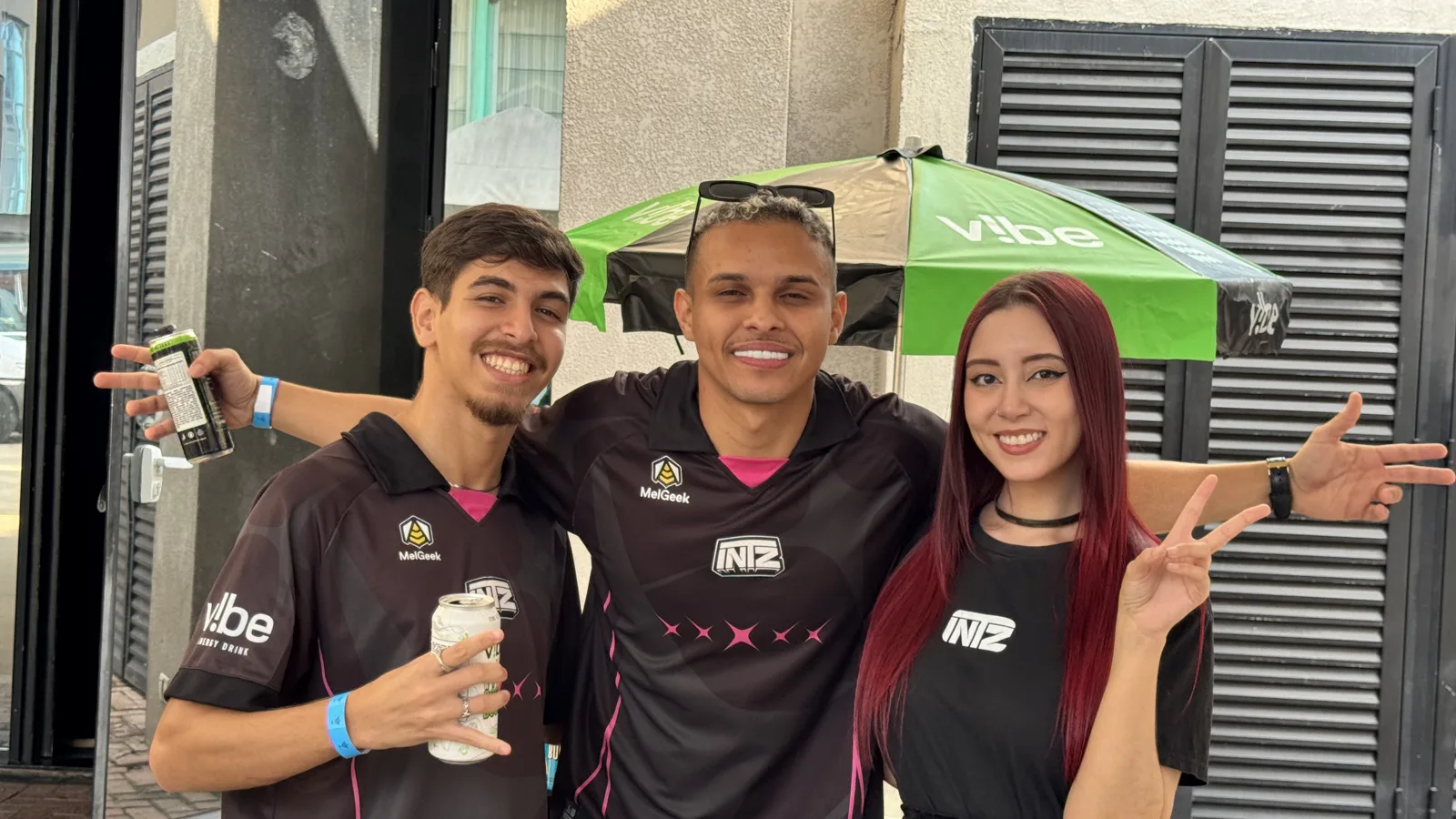 Equipe da INTZ e público com latas da V!be no estande