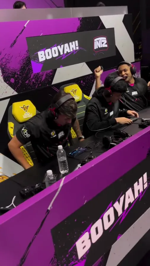 Atletas da INTZ comemorando na bancada do FFWS Brasil com a V!be no uniforme