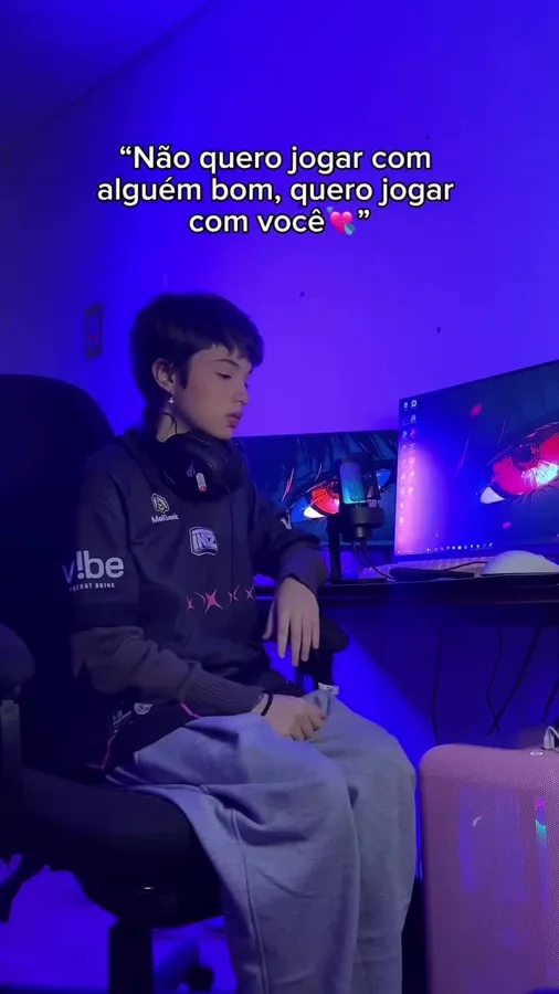 Frame do reel de 20 de agosto, creator da INTZ no setup com a V!be no moletom